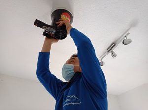 Ingeniero de Hume Ingeniería inspeccionando humedades en una vivienda