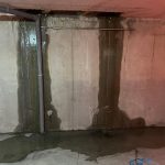 Paredes de un garaje de Ribadavia (Ourense) afectadas por la humedad