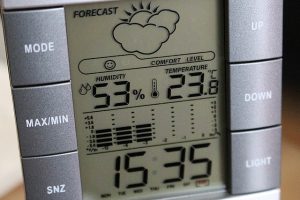 reloj digital con estación meteorológica
