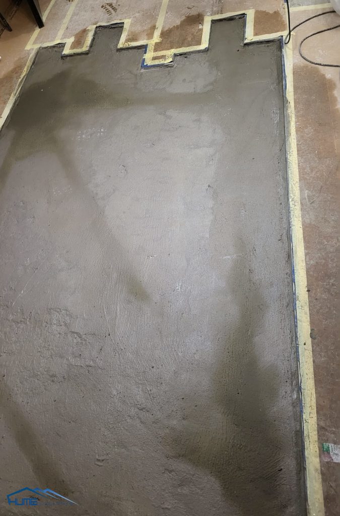 Suelo impermeabilizado tras hacer drenaje a base de tubos y grava.