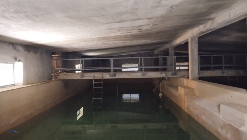Interior de un depósito de agua de hormigón impermeabilizado