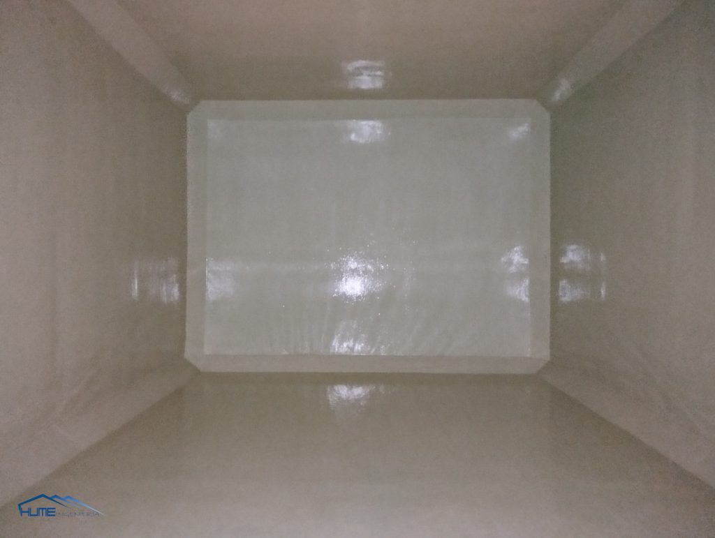 interior de un depósito de agua metálico