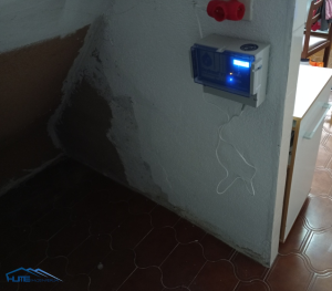 Dispositivo electroosmosis sobre pared blanca